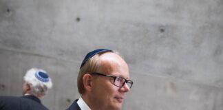 Nach abgesagter Auktion: 428 Holocaust-Zeugnisse in Warschau Landtagspräsident André Kuper, hier bei einem Besuch in Israel, hat Holocaust-Dokumente aus einer abgesagten Versteigerung in Neuss in Warschau übergeben. (Archivbild)