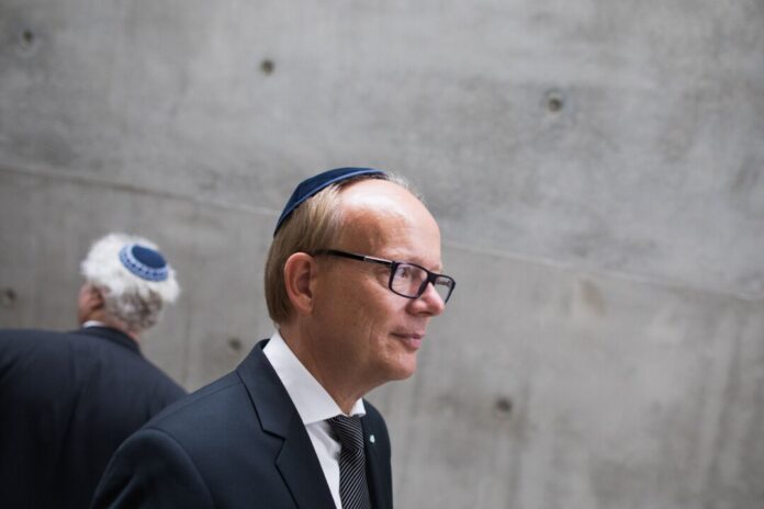 428 Holocaust-Zeugnisse in Warschau Landtagspräsident André Kuper, hier bei einem Besuch in Israel, hat Holocaust-Dokumente aus einer abgesagten Versteigerung in Neuss in Warschau übergeben. (Archivbild)
