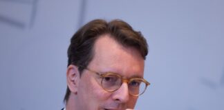 «Kopf hoch, Deutschland» – Wüst macht Mut, Streit bleibt NRW-Ministerpräsident Hendrik Wüst (CDU) warnt in der Erbschaftsteuer-Debatte vor falschen Signalen.