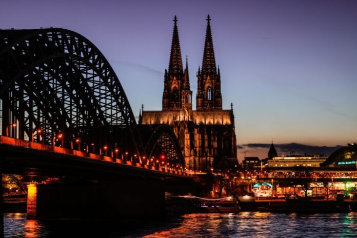 Köln am Abend Der Kölner Dom ist eines der bekanntesten Bauwerke in Deutschland und Anziehungspunkt für sehr viele Menschen. (Archivbild)