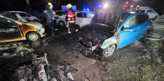 Autos brennen auf Parkplatz in Emmerich aus Die Feuerwehr wurde am frühen Morgen alarmiert.