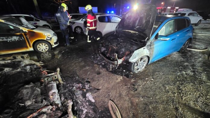 Autos brennen auf Parkplatz in Emmerich aus Die Feuerwehr wurde am frühen Morgen alarmiert.