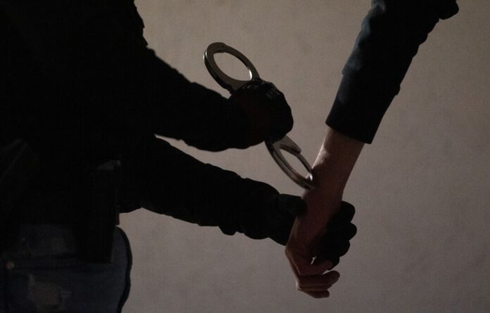 Illustrationen Der 16-jährige Tatverdächtige sitzt in Untersuchungshaft. (Symbolbild)