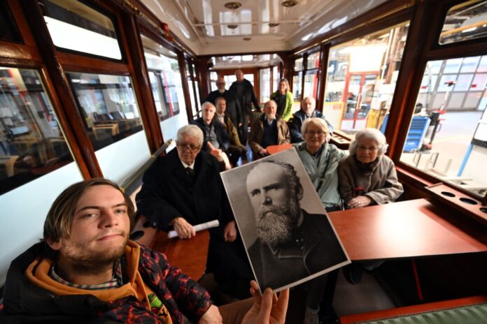 125 Jahre Schwebebahn in Wuppertal Nachkommen und Verwandte des Schwebebahn-Erfinders Eugen Langen sitzen im sogenannten Kaiserwagen der Schwebebahn. Am 1. März 1901 ging in Wuppertal die Schwebebahn in Betrieb.