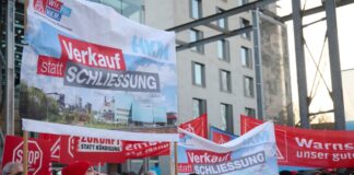 Thyssenkrupp-Beschäftigte fordern Verzicht auf Dividende Mehrere hundert Beschäftigte von Thyssenkrupp und HKM haben vor der Hauptversammlung von Thyssenkrupp einen Verzicht auf eine Dividende gefordert.