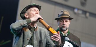 Ohne Geweih, doch mit Stimmgewalt: Bester Hirschrufer gekürt Klang von allen Teilnehmern am besten wie ein Hirsch: Der Gewinner der Deutschen Meisterschaft der Hirschrufer, Thomas Soltwedel (links).