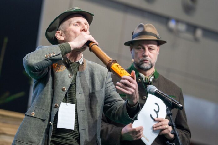 Deutsche Meisterschaft der Hirschrufer Klang von allen Teilnehmern am besten wie ein Hirsch: Der Gewinner der Deutschen Meisterschaft der Hirschrufer, Thomas Soltwedel (links).