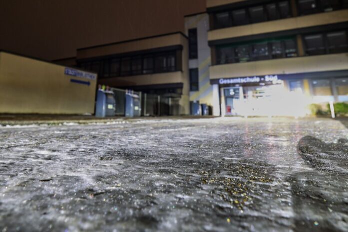Winterwetter in Nordrhein-Westfalen Der Weg zur Gesamtschule-Süd in Duisburg ist am Morgen spiegelglatt.
