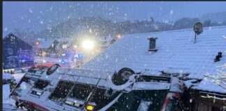Linienbus rutscht Böschung runter – drei Verletzte Weil sich der Bus mit dem Dach verkeilt hat, ist es für die Rettungskräfte aufwendig, ihn zu bergen.