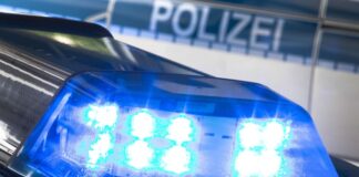 Zusammenstoß mit Lkw – Autofahrer lebensgefährlich verletzt
Ein Autofahrer wird bei einem Frontalzusammenstoß mit einem Lkw lebensgefährlich verletzt. (Symbolbild)