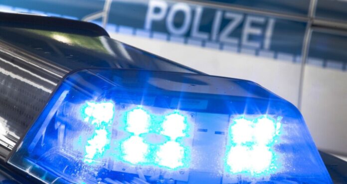 Polizei
Ein Autofahrer wird bei einem Frontalzusammenstoß mit einem Lkw lebensgefährlich verletzt. (Symbolbild)