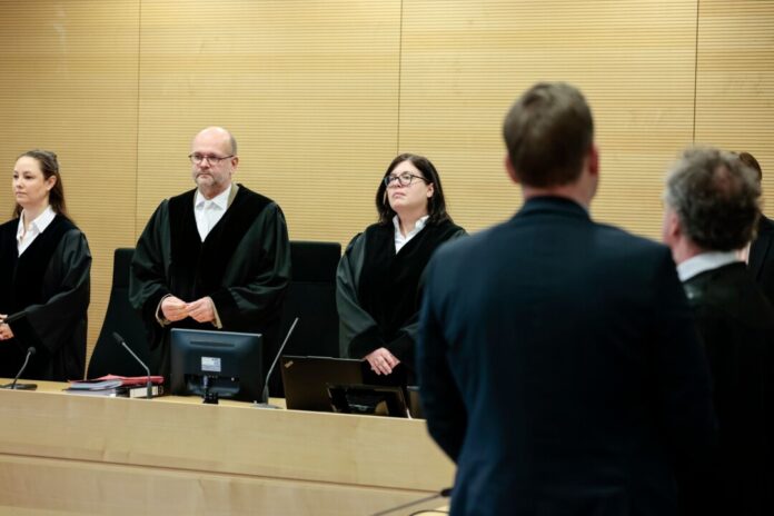 Urteil im Belästigungsprozess gegen Richter Ein Richter (vorn) trieb es vor allem während seiner Arbeitszeit zu weit ‒ und wurde dafür nun von einem Kollegen verurteilt.