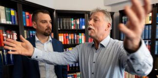 Nach Millionen-Coup: «Ich habe geheult vor Wut» Einer der ersten Kläger ist Joachim Alfred Wagner (r), der sich von Rechtsanwalt Daniel Kuhlmann vertreten lässt.