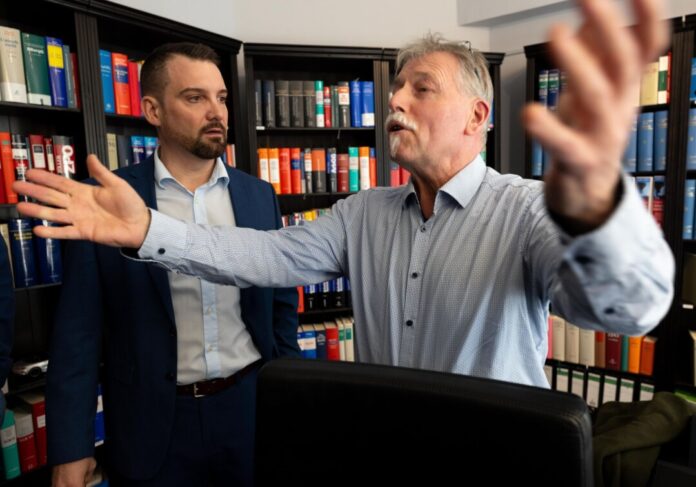 Nach dem Sparkassen-Raub in Gelsenkirchen Einer der ersten Kläger ist Joachim Alfred Wagner (r), der sich von Rechtsanwalt Daniel Kuhlmann vertreten lässt.