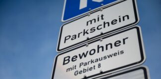Große Unterschiede bei Gebühren fürs Anwohnerparken Die Gebühren für Bewohnerparkausweise liegen in den großen NRW-Städten weit auseinander. (Symbolbild)