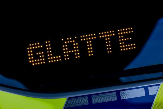 Polizeiauto mit Schriftzug "Glätte" Montagmorgen könnte es in weiten Teilen Nordrhein-Westfalens sehr glatt werden. (Symbolbild)