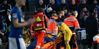 Paderborn-Profi Brackelmann meldet sich nach schwerem Sturz Paderborns Spieler Calvin Brackelmann wird nach einer Verletzung von Sanitätern auf einer Trage vom Spielfeld gebracht.