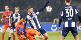 Nach Fanprotest: Karius rettet Schalke den Punkt in Berlin Herthas Michael Cuisance kämpft im Spiel gegen Schalke um den Ball.