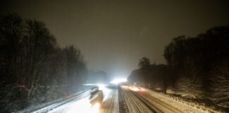 Schnee sorgt für Verkehrsbehinderungen in Ostwestfalen Schneebedeckte Fahrbahn auf der Autobahn: Die A2 bei Porta Westfalica.