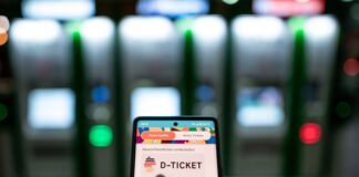 Elektrohandwerk-Azubis bekommen Deutschlandticket Azubis tarifgebundener Betriebe des Elektrohandwerks NRW erhalten ab Februar ein für sie kostenfreies D-Ticket. (Symbolbild)