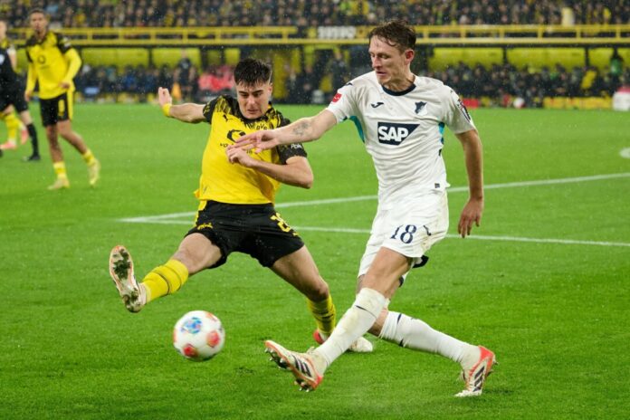 Aaron Anselmino Aaron Anselmino (l) überzeugte bei seinen Auftritten im BVB-Trikot. (Archivbild)