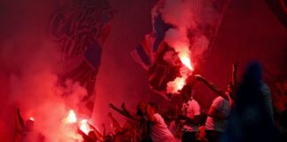 OLG Hamm bestätigt Geldstrafe für manipulierte Pyrotechnik Ein Stadionbesucher in Bochum hatte eine vergleichbare Handfackel wie bei diesem Spiel zwischen Paris und Mailand gezündet. Allerdings hatte er den Griff zuvor gekürzt und sich damit strafbar gemacht. (Archivbild)