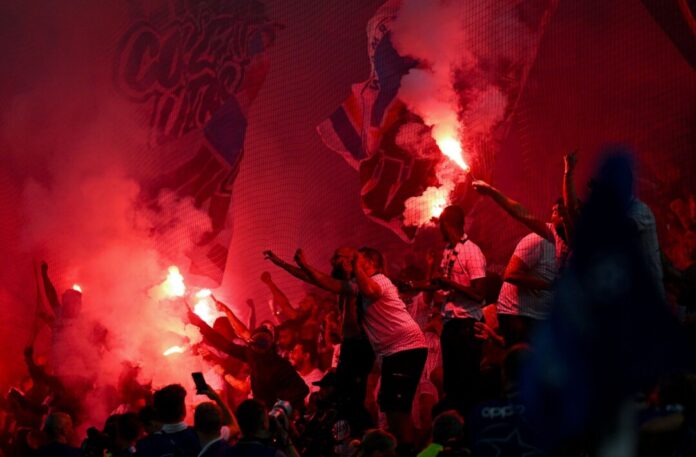 Oberlandesgericht bestätigt Urteil zu Pyrotechnik in Bochum Ein Stadionbesucher in Bochum hatte eine vergleichbare Handfackel wie bei diesem Spiel zwischen Paris und Mailand gezündet. Allerdings hatte er den Griff zuvor gekürzt und sich damit strafbar gemacht. (Archivbild)