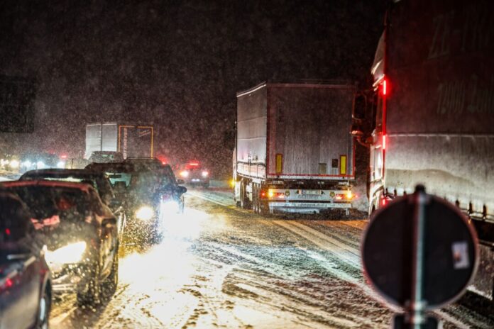 Winterwetter in Nordrhein-Westfalen An Steigungen fuhren sich mehrere Lastwagen fest - wie hier in Vlotho.