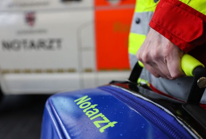 Autofahrer prallt gegen Bäume und stirbt Allen Reanimationsbemühungen zum Trotz kommt für ein 53-jähriges Unfallopfer aus Rheine jede Hilfe zu spät. (Symbolbild)