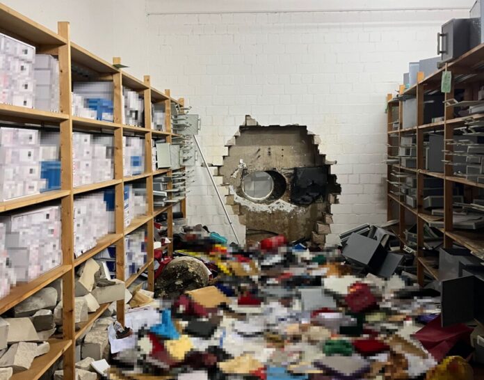 Millionen-Coup von Gelsenkirchen Ein großes Loch ist in der Wand zum Tresorraum der Sparkasse zu sehen. (Archivbild)