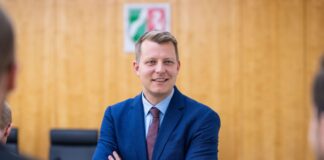 FDP-Chef kritisiert landesweiten Unterrichtsausfall FDP-Chef Henning Höne findet den landesweiten Distanzunterricht wegen der Glättewarnung überzogen. (Archivbild)