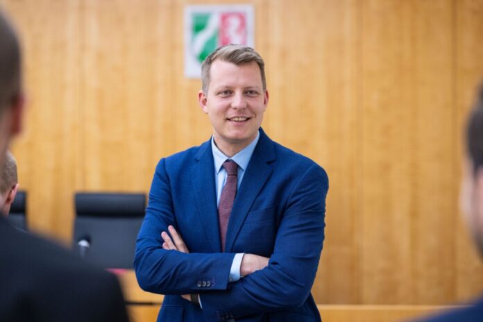 Henning Höne FDP-Chef Henning Höne findet den landesweiten Distanzunterricht wegen der Glättewarnung überzogen. (Archivbild)