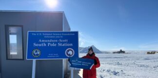 Zurück aus der Antarktis – Sehnsucht nach Nacht und Salat Berit Schlüter steht vor der Amundsen-Scott-Südpolstation.