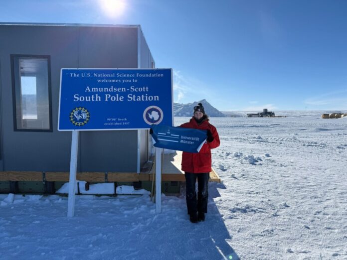 Physikerin Berit Schlüter am Südpol Berit Schlüter steht vor der Amundsen-Scott-Südpolstation.