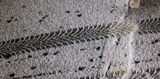 Schneeball auf fahrendes Auto geworfen – Scheibe zerbricht Für den Fahrer des getroffenen Autos ging der Schneeball-Wurf glimpflich aus. (Symbolbild)