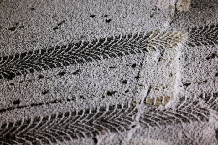 Wetter in NRW Für den Fahrer des getroffenen Autos ging der Schneeball-Wurf glimpflich aus. (Symbolbild)