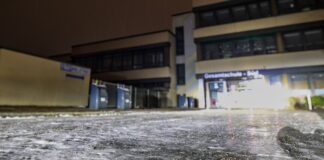 Plötzlich Distanzunterricht – was nach dem Glatteis bleibt Der Weg zur Gesamtschule-Süd in Duisburg ist am Morgen spiegelglatt.
