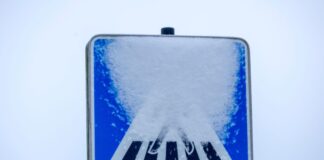 Autofahrer übersieht Dreijährige auf Zebrastreifen Eine Dreijährige ist an einem Zebrastreifen im Sauerland von einem Auto erfasst worden. (Symbolbild)