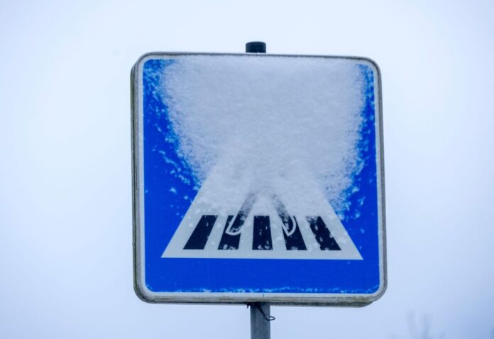 Zebrastreifen Eine Dreijährige ist an einem Zebrastreifen im Sauerland von einem Auto erfasst worden. (Symbolbild)