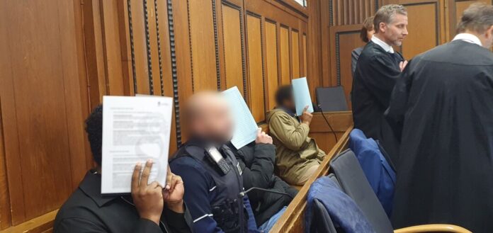 Juwelier mit MP überfallen - Angeklagte gestehen Beim Prozessbeginn räumten die 21 und 22 Jahre alten Angeklagten ihre Tatbeteiligung ein.