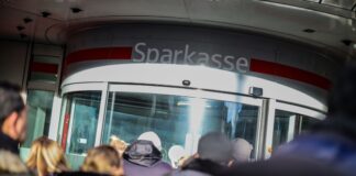 Bislang keine heiße Spur aus Hinweisen zu Einbruch in Bank Nach dem spektakulären Bankeinbruch in Gelsenkirchen hat sich aus Dutzenden eingegangen Hinweisen noch keine heiße Spur auf die Täter ergeben. (Archivfoto)