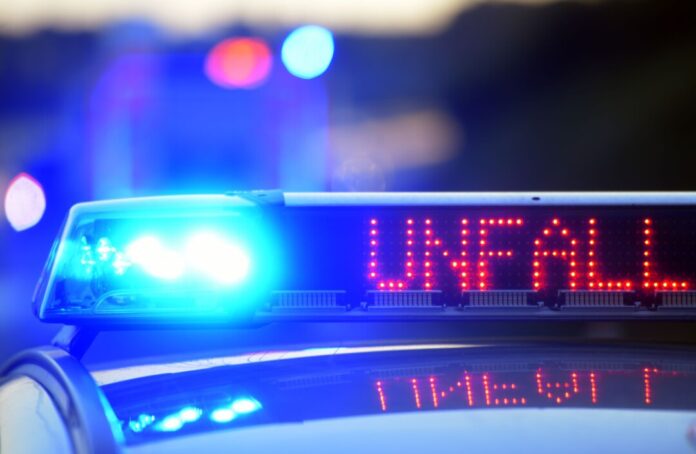 Polizei sichert Unfallstelle Sowohl die Fahrerin als auch die Kinder sind schwerverletzt in Krankenhäusern untergebracht worden. (Symbolbild)