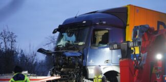 Reul erschüttert über schweren Unfall auf A44 Drei Tote und mindestens elf Verletzte - das ist die vorläufige Bilanz einer Unfallserie auf der A44 im Kreis Paderborn.