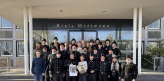 Schornsteinfeger bringen Glück ins Kreishaus Landrätin Bettina Warnecke und die Schornsteinfegerinnen und Schornsteinfeger vor dem Kreishaus. Foto: Kreis Mettmann