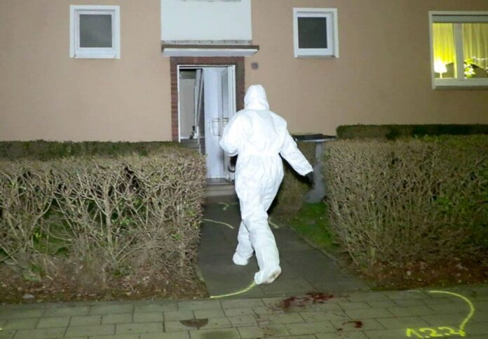 18-Jährige in Wohnung mit Messer lebensgefährlich verletzt Nach der Tat sicherten Ermittler Spuren in der Wohnung des Verdächtigen.