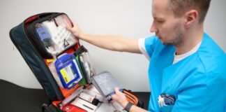 Hausarztmangel: Welche Chance bieten digitale Assistenten? Die mobile Dihva-Außenstelle der Hausarztpraxis passt in einen Rucksack: 50 diagnostische Werte können mit der Technik gemessen und übermittelt werden.