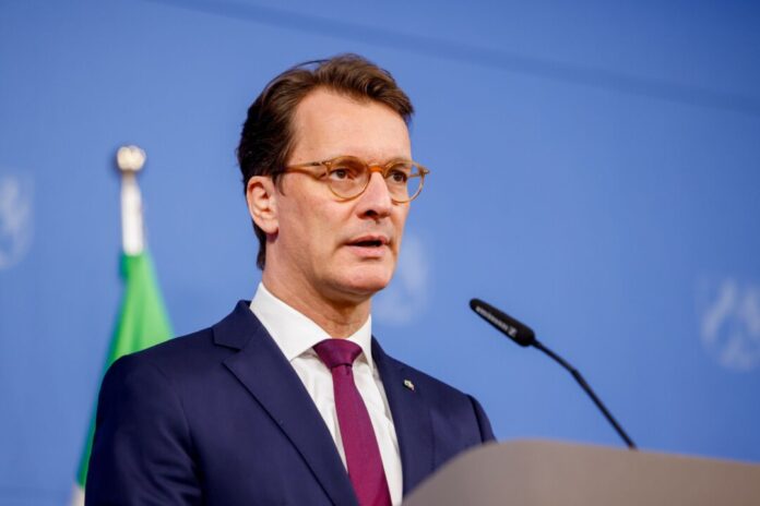 Nach Ministerin-Rücktritt in Nordrhein-Westfalen Auch nach dem Rücktritt von Ex-Fluchtministerin Josefine Paul (Grüne) bleibt das Regierungshandeln der schwarz-grünen Koalition von Ministerpräsident Hendrik Wüst (CDU) Zielscheibe der Opposition im Düsseldorfer Landtag.