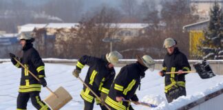 Schneelast zu groß? Goch schließt sieben Sporthallen Ein Foto aus dem Jahr 2010 aus Gera in Thüringen: Feuerwehrleute beseitigen Schnee vom Dach einer Turnhalle. So eine Unterstützung hätten die Menschen in Goch (NRW) nun wohl auch gern. (Archivbild)