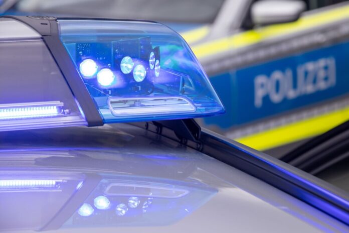 Polizei Um die Fahrt der 66-Jährigen zu stoppen, blockierte die Polizei ihr Auto mit mehreren Streifenwagen. (Symbolbild)