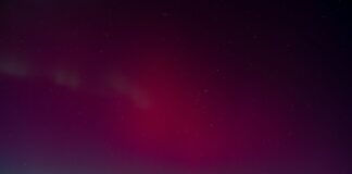 Spektakuläre Rot- und Grünfärbung des Himmels bei Bergkamen - Polarlichter sind in NRW nur sehr selten zu sehen.